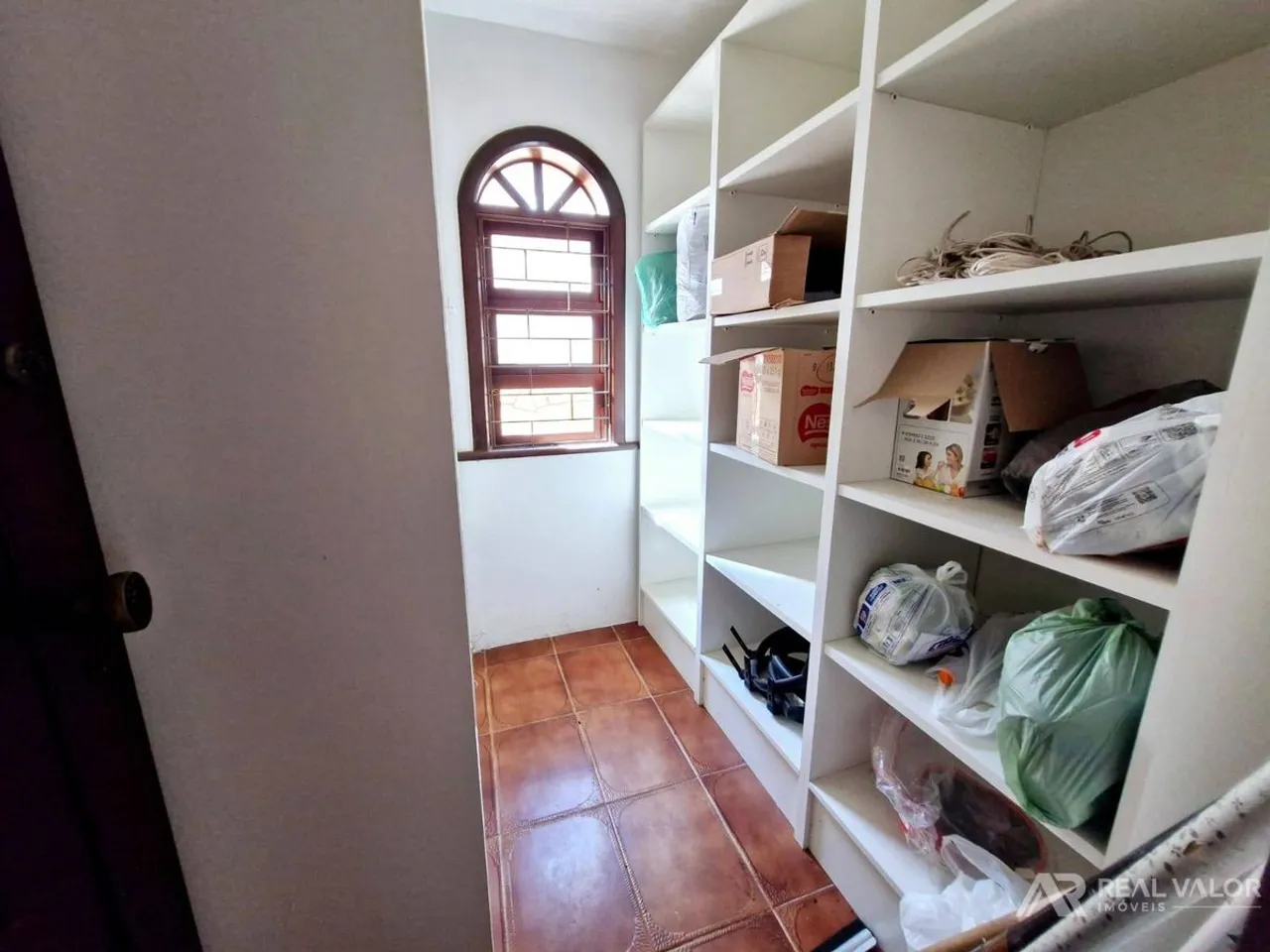 House with 5 bedrooms and 5 bathrooms, closed kitchen — photo 6
