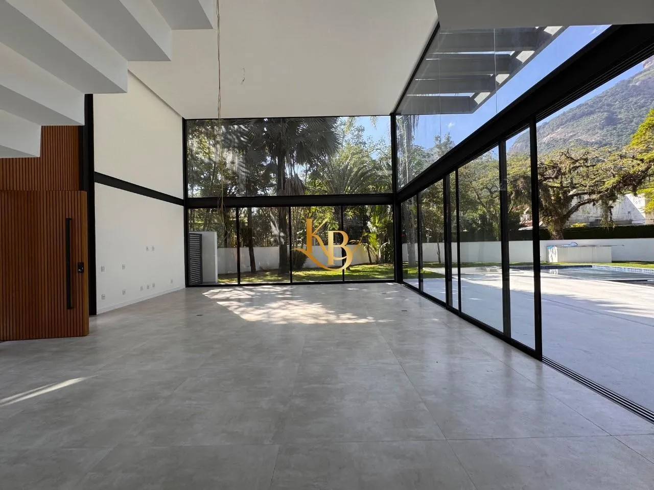 Casa com 5 quartos e área de piscina ao ar livre — photo 21