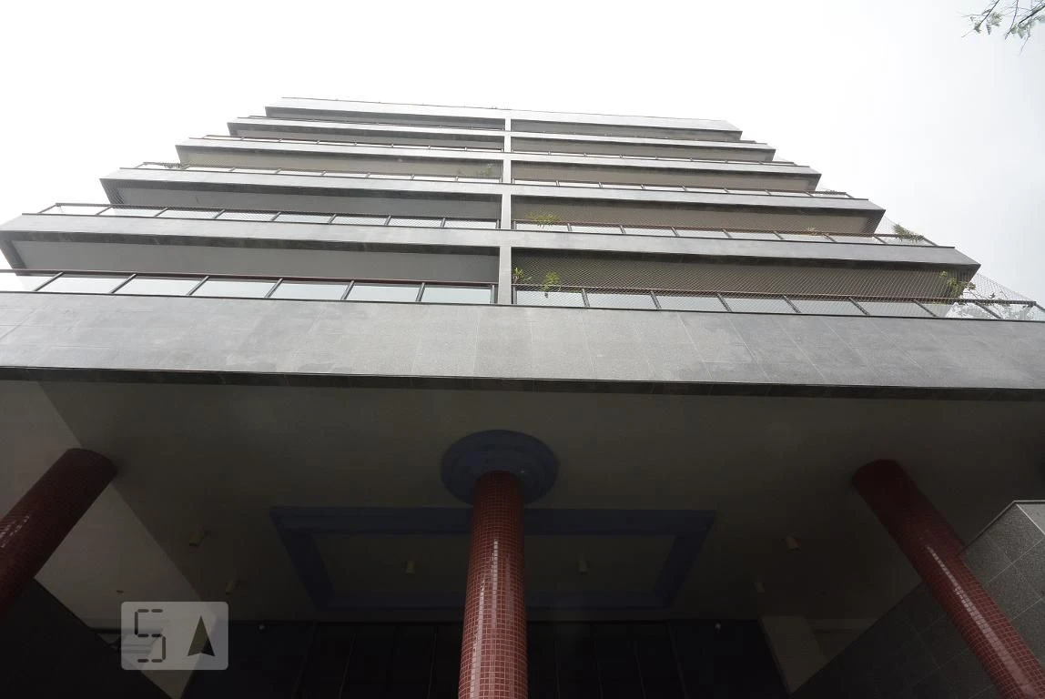 4-bedroom apartment in a building with a pool — photo 27