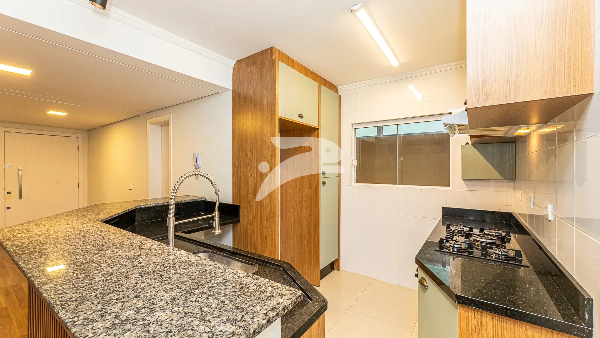 Balcony with a grill in a 3-bedroom house, 168 m² — photo 11