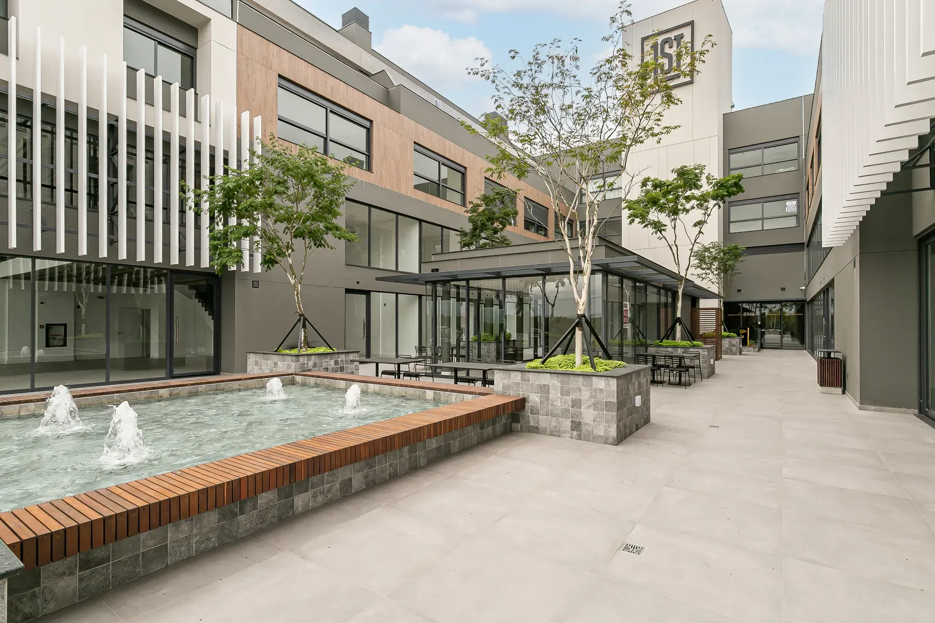Меблированное студио с открытой кухней 54 м² — photo 23