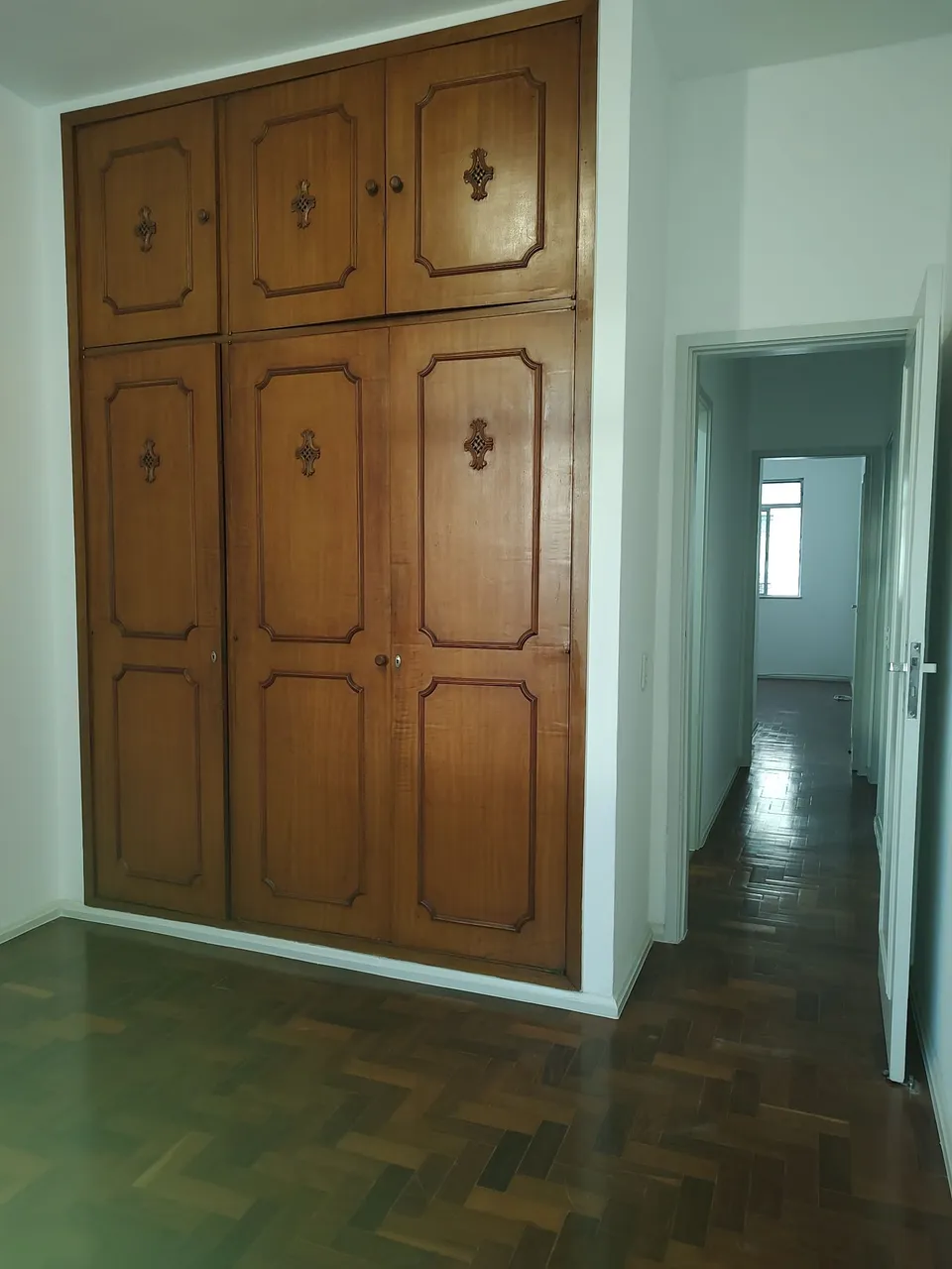 Apartamento de 2 quartos com piso de madeira ou laminado — photo 7