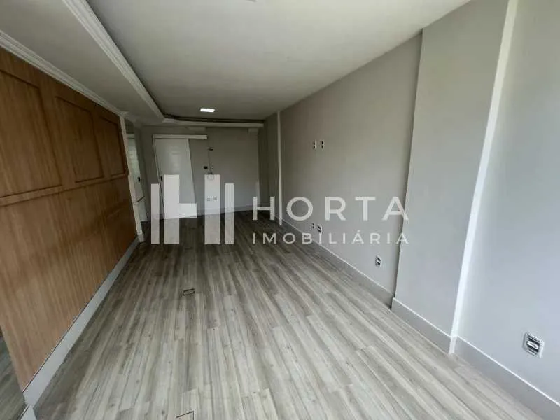 Studio on the 7th floor with wood or laminate floors — photo 14