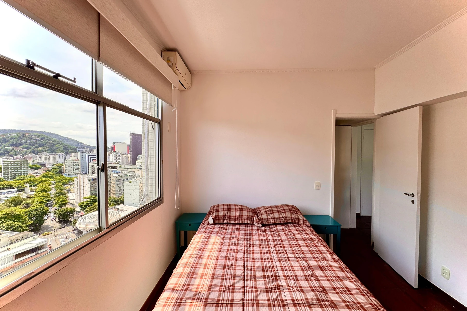 2-bedroom apartment in a building with a gym — photo 15