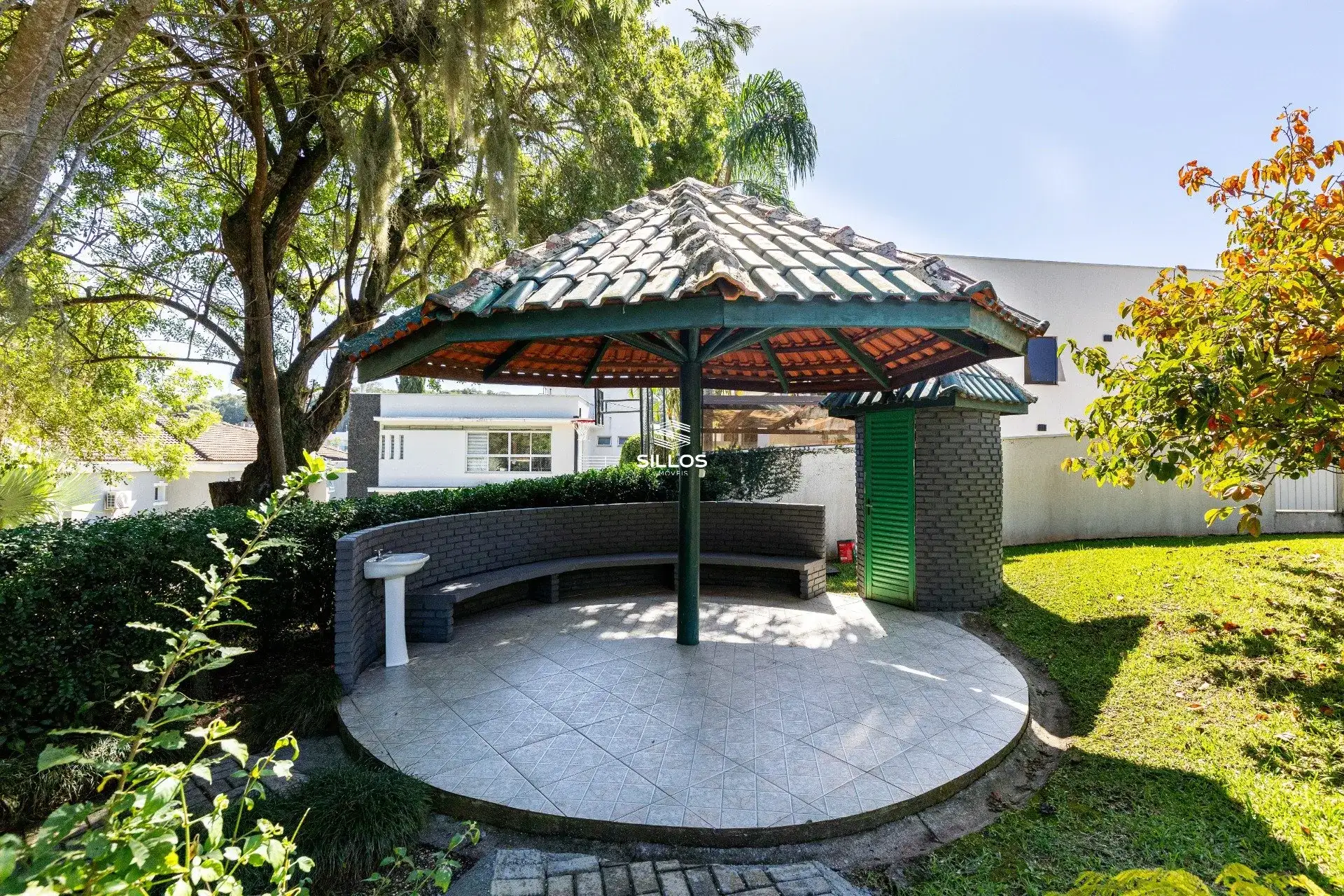 House with 4 bedrooms, 8 parking spaces in a condo — photo 48