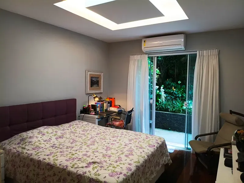 Apartment with 4 bedrooms and a enclosed glass balcony — photo 33