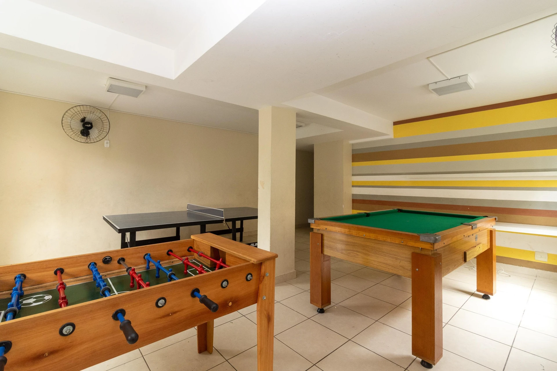 Furnished 2-bedroom apartment with balcony — photo 44