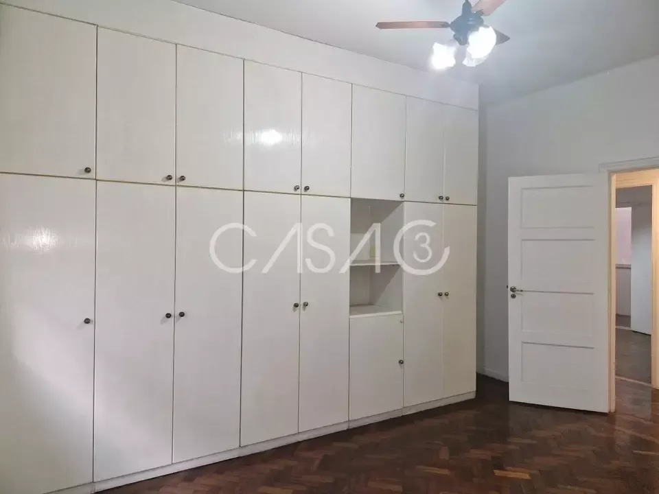 Apartamento com 4 quartos e cozinha fechada com fogão — photo 9
