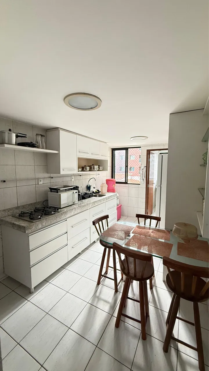 Apartamento de 3 quartos em condomínio com piscina