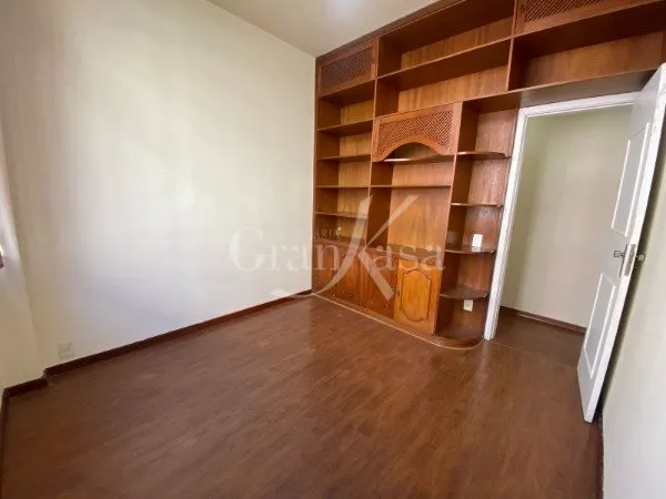 Apartment on the 6th floor with wood or laminate floors — photo 4