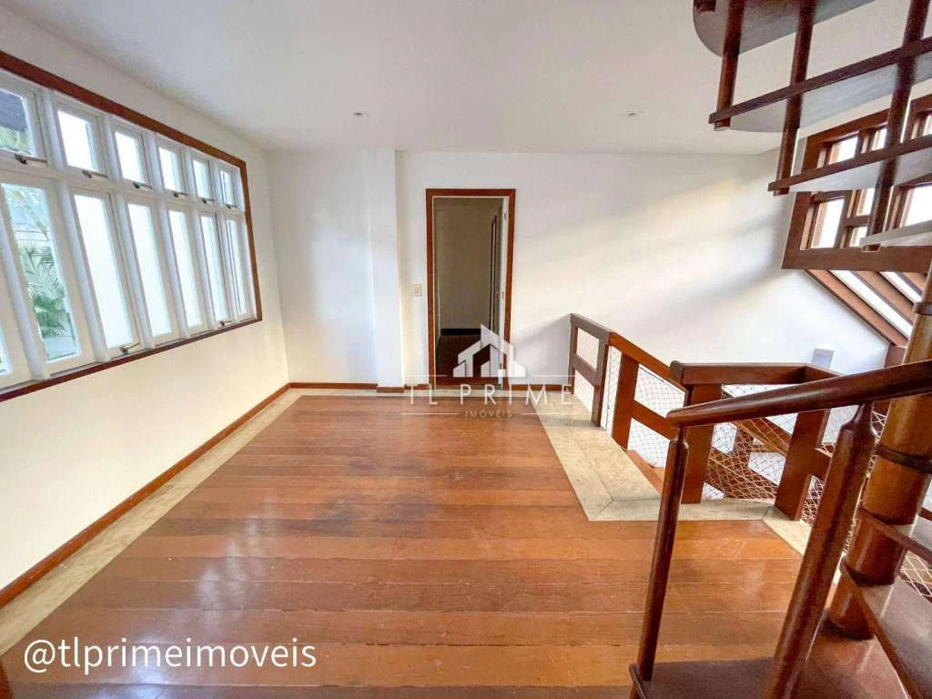 House in a gated community with 4 bedrooms and 600 m² — photo 14