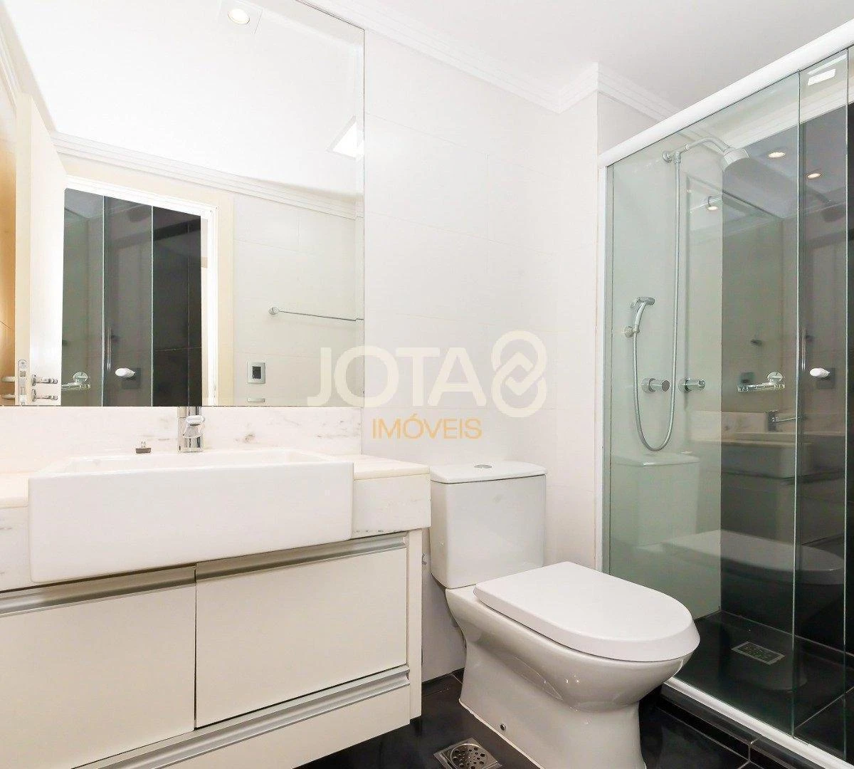 Apartment with 3 en-suite bedrooms and enclosed balcony — photo 13