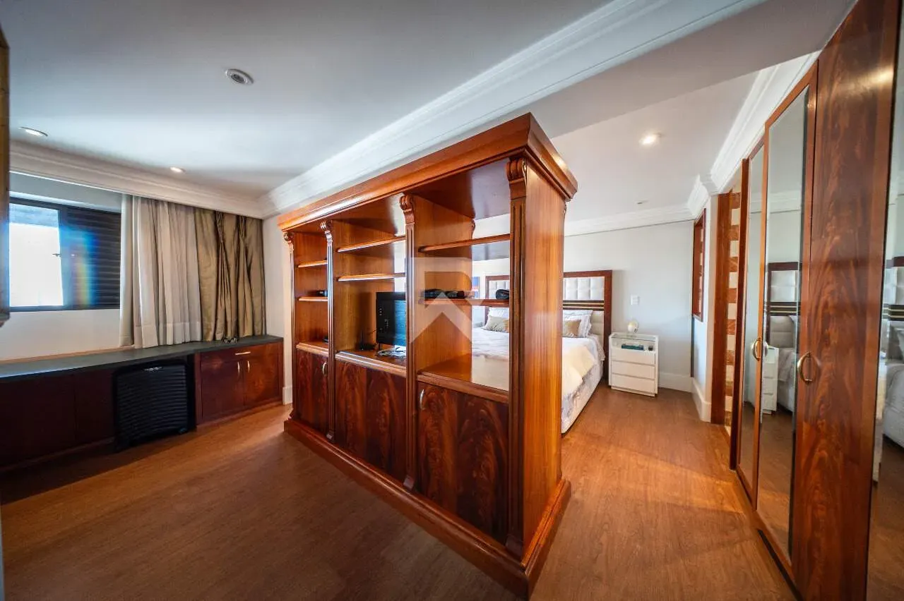 Furnished apartment with 3 bedrooms and 221 m² — photo 33