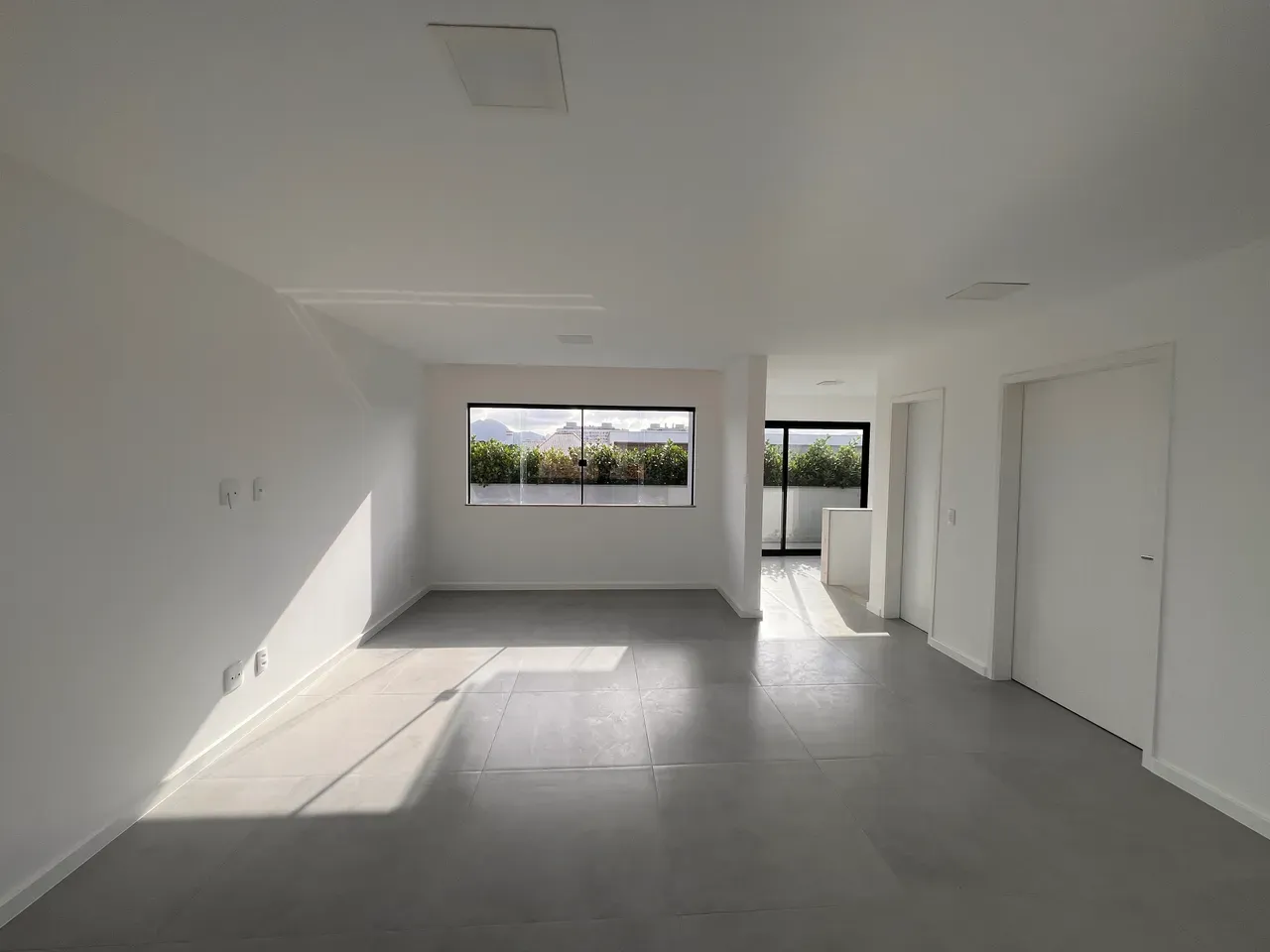 House, 330 m², with floor-to-ceiling windows — photo 16