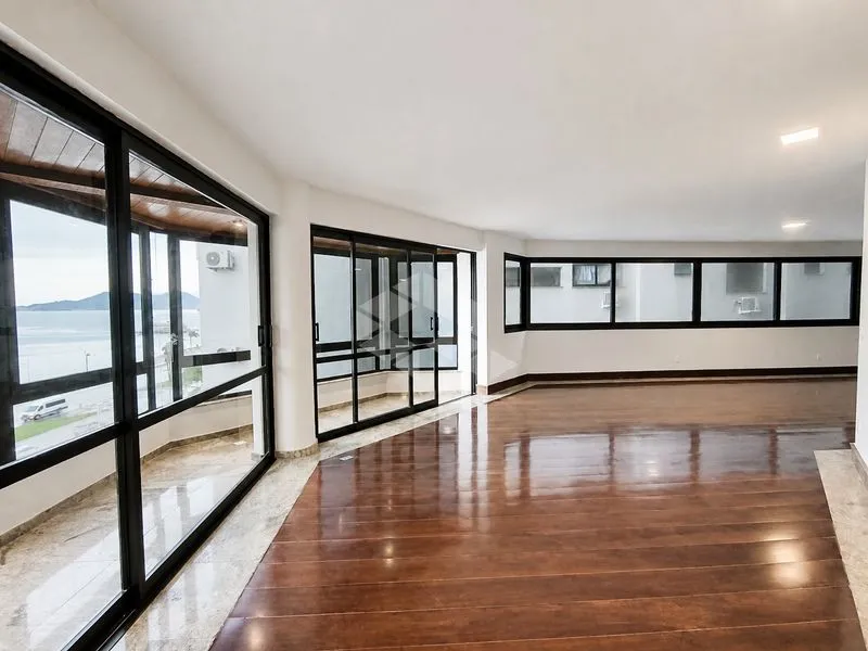 Apartment, 220 m², with a water view