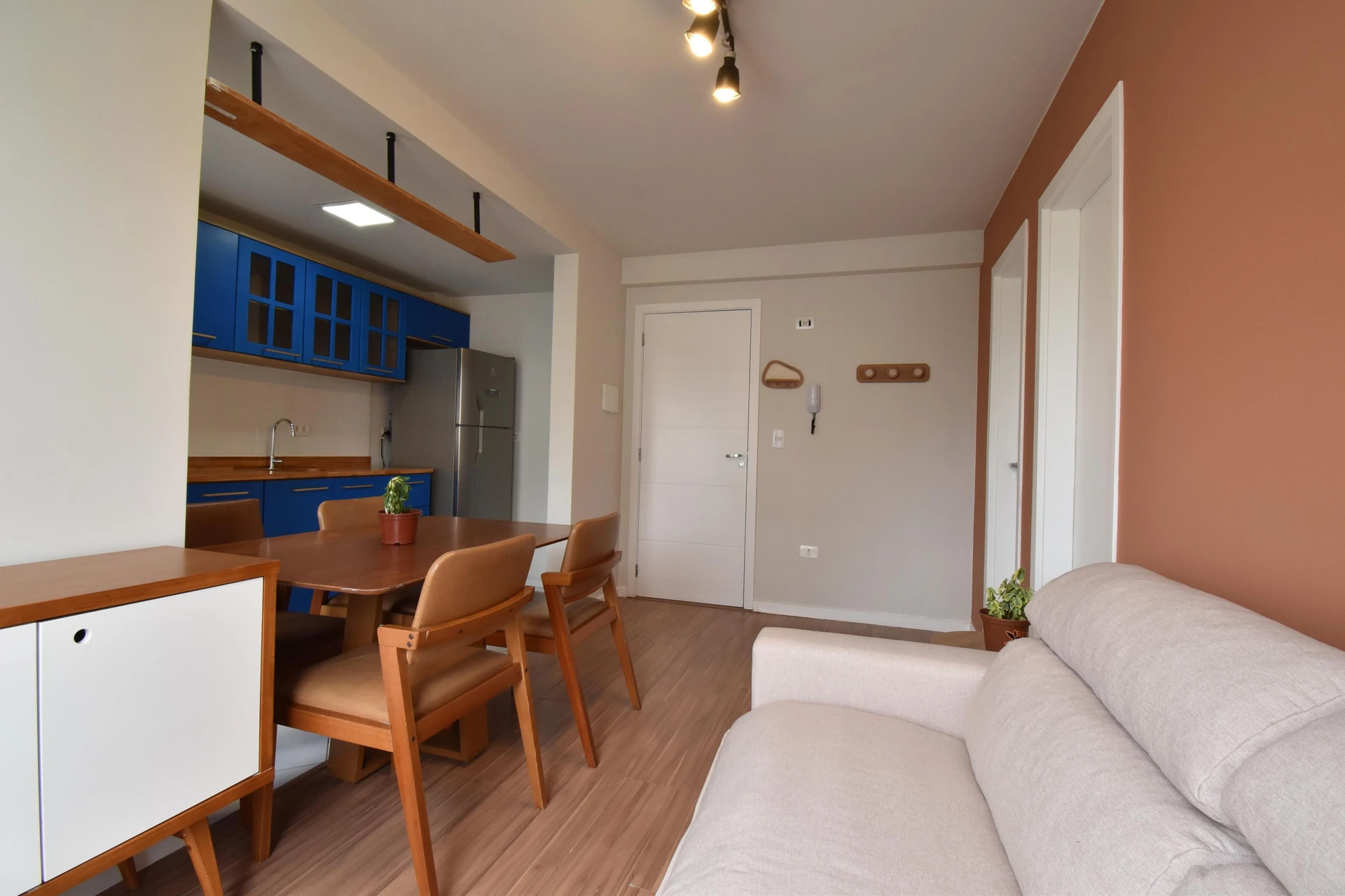 Apartamento mobiliado de 1 quarto com varanda envidraçada