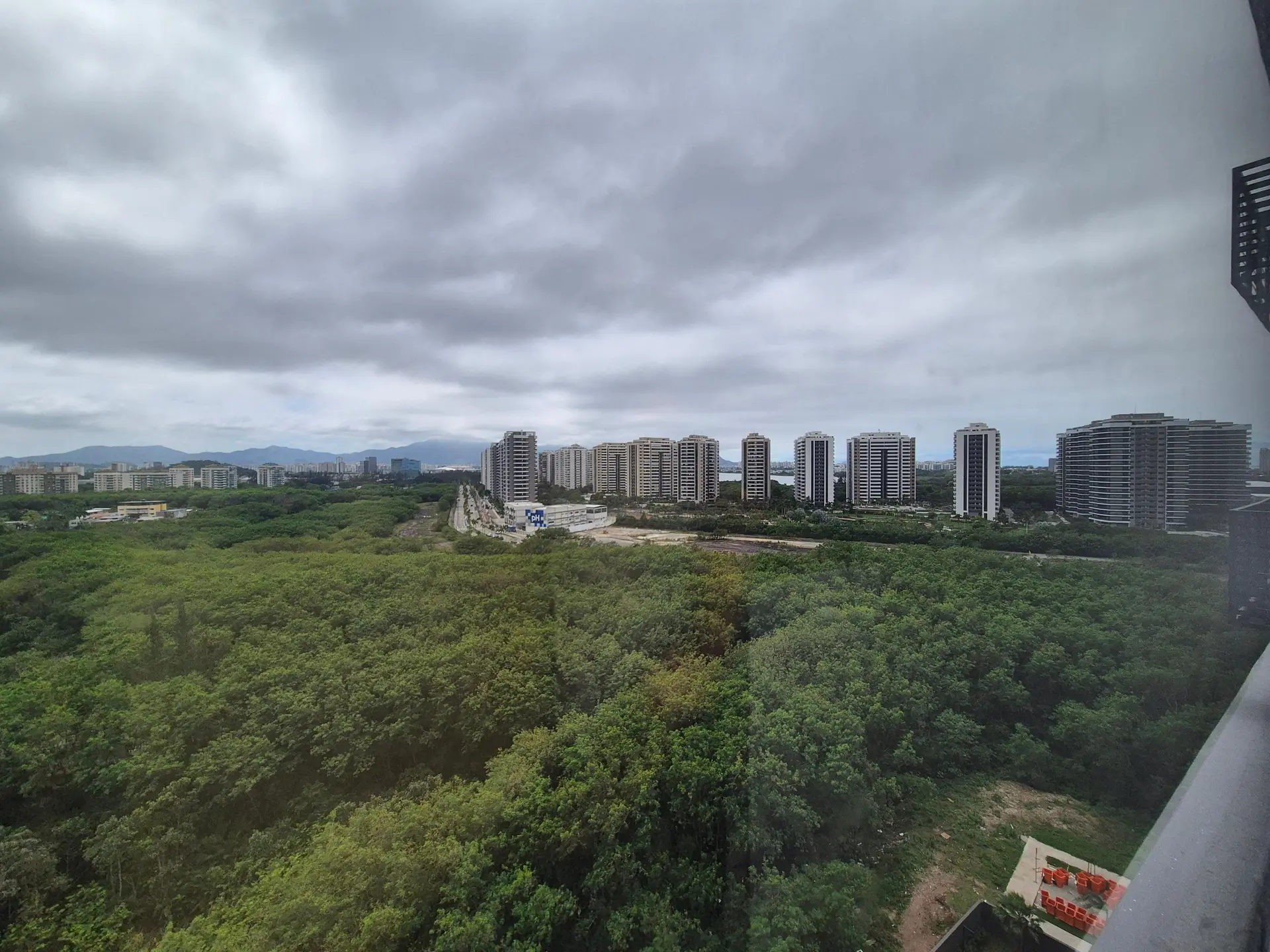 3-bedroom apartment with a mountain view — photo 4