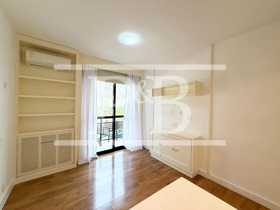 Furnished apartment, 230 m², with a bathtub — photo 13