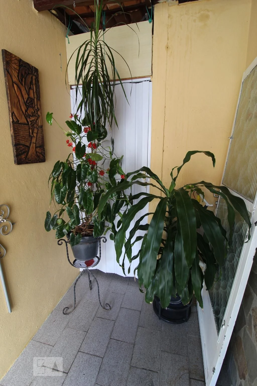 Furnished 2-bedroom apartment with balcony and laundry area — photo 25