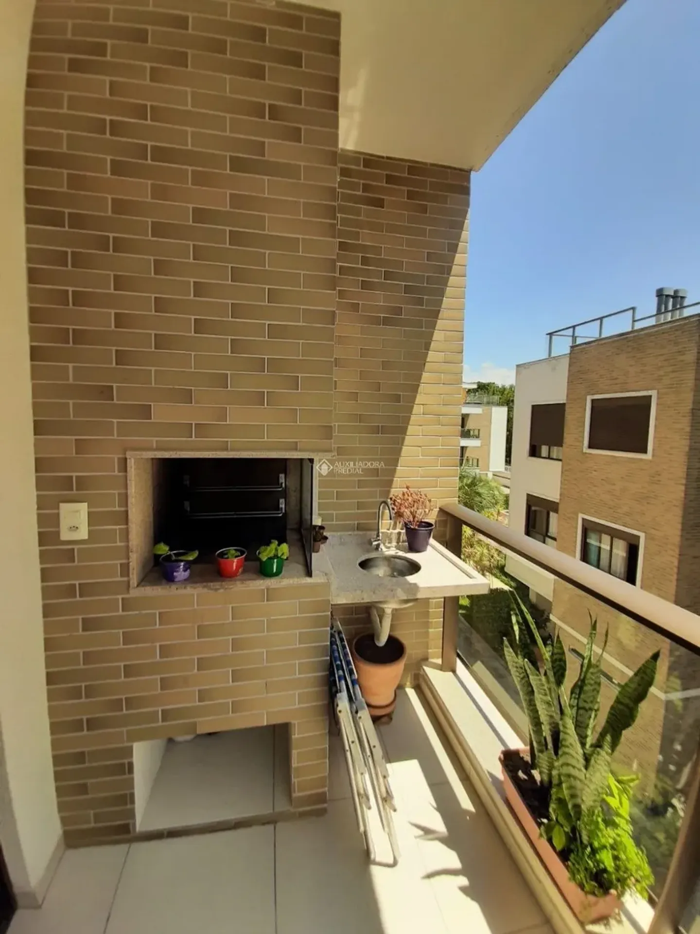 Apartment on the 3rd floor with a grill on the balcony — photo 15