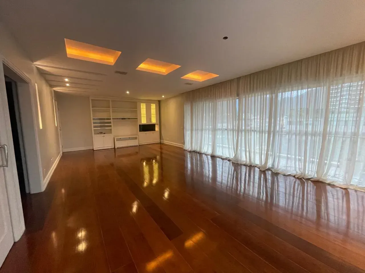 195 m² apartment with 3 bedrooms and glassed balcony