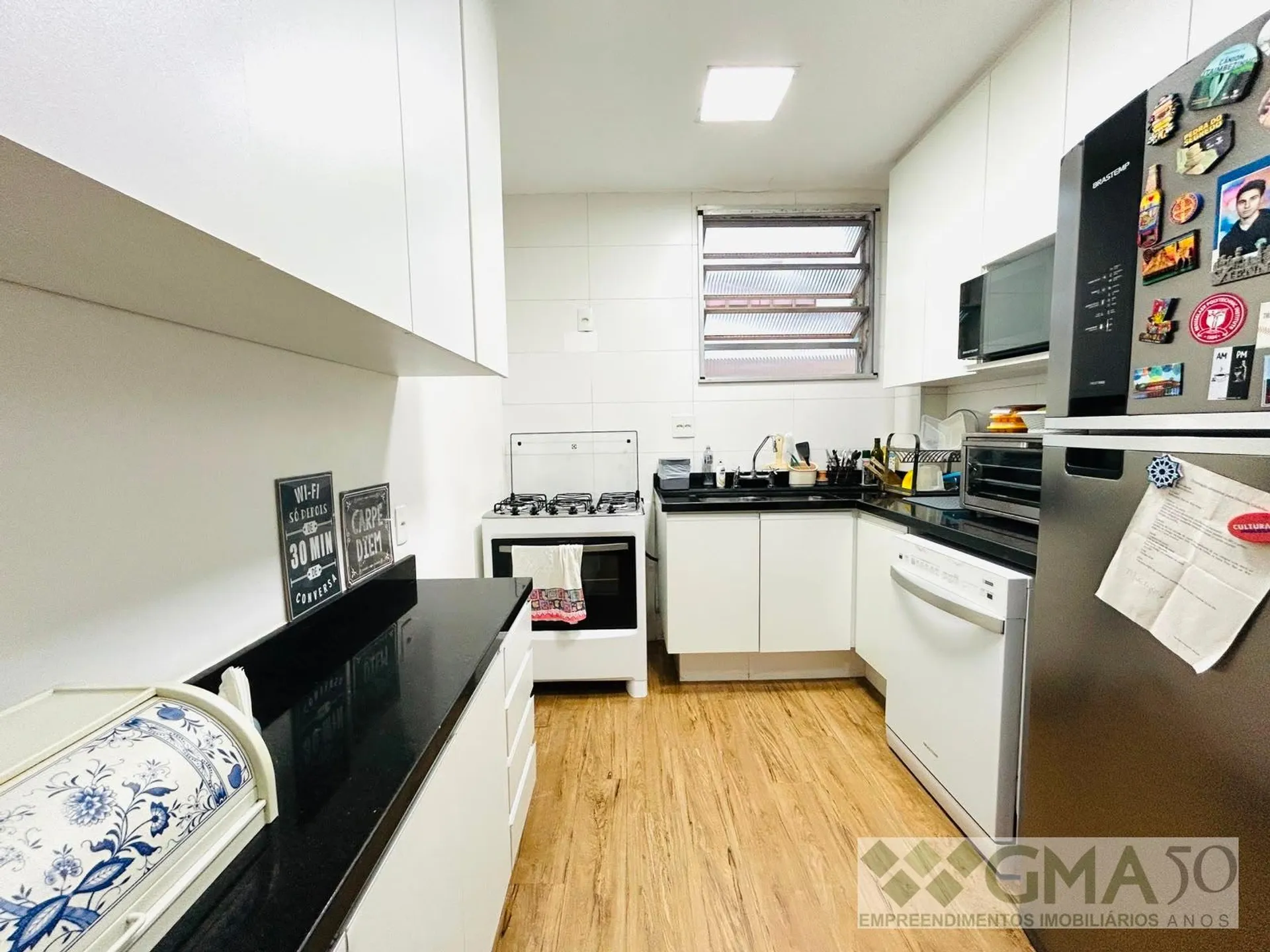 Apartamento com cozinha fechada e fogão a gás — photo 24