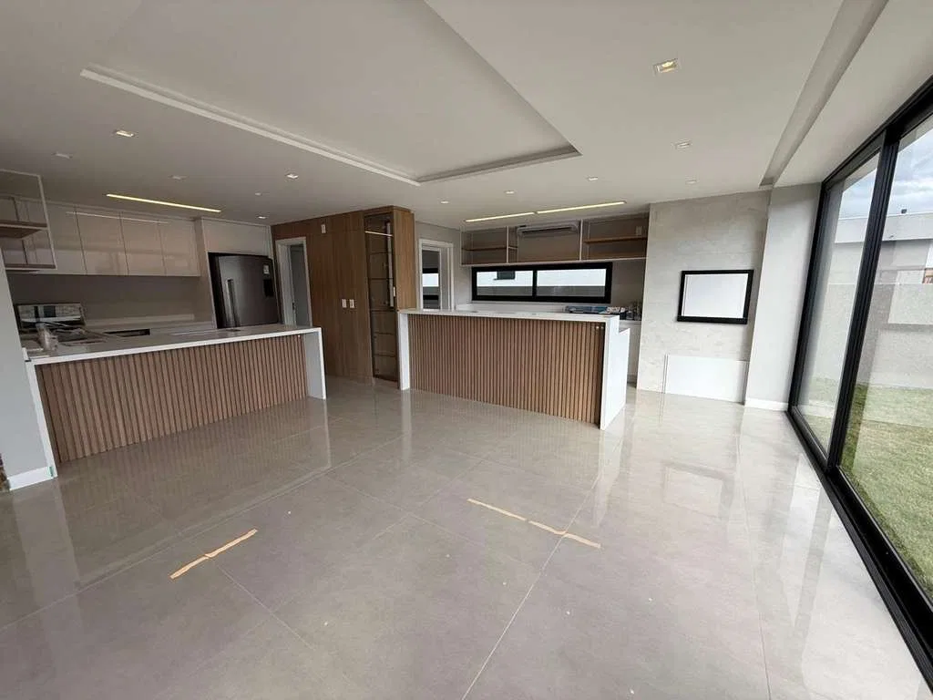 Ventanales de piso a techo y 4 dormitorios: casa de 298 m²