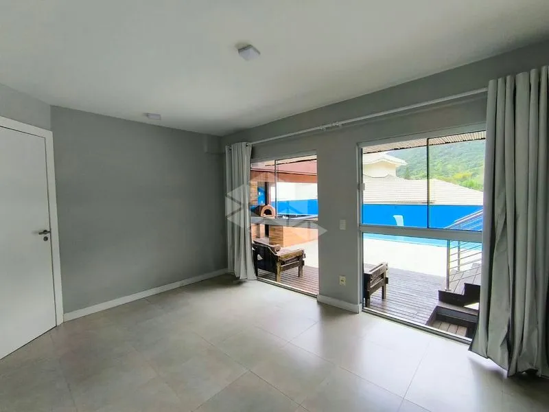 4-bedroom house with floor-to-ceiling windows — photo 59