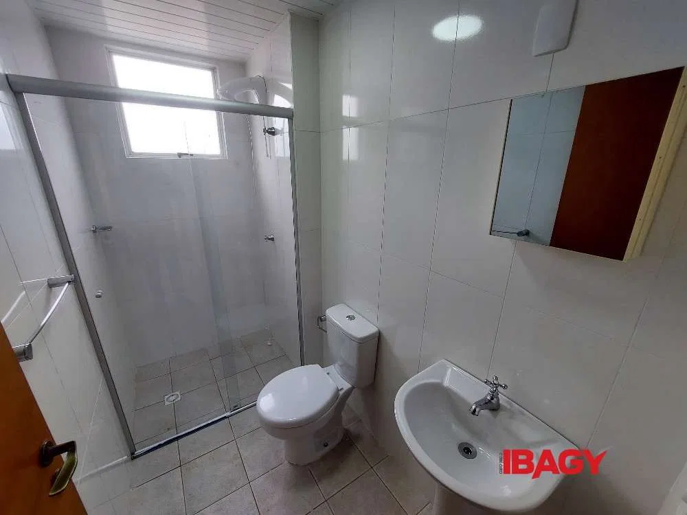 2-bedroom apartment with a closed-off kitchen — photo 4