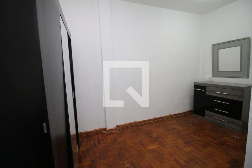 1-bedroom apartment with a separate, closed kitchen