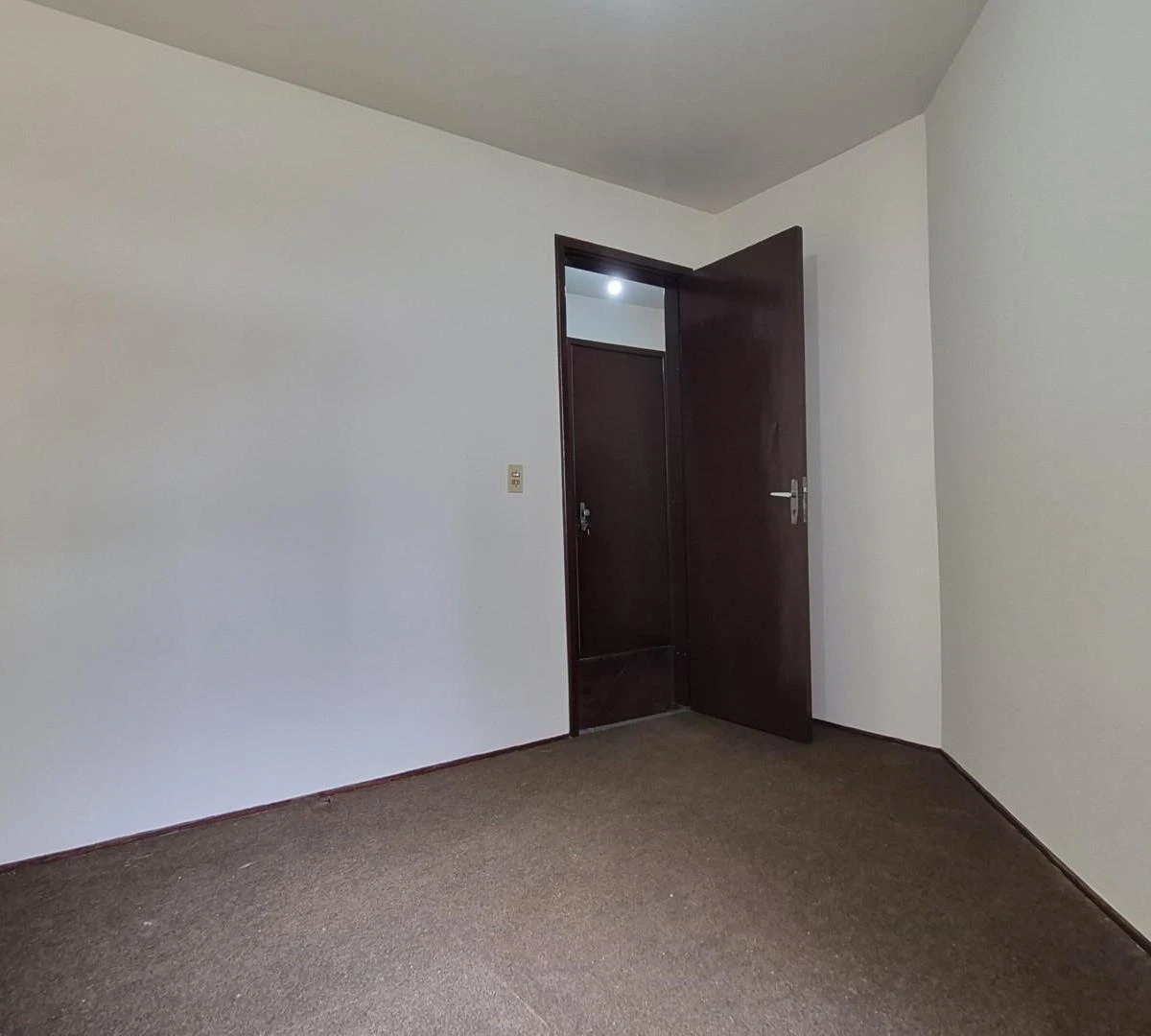 2-bedroom apartment with wood or laminate floors in Curitiba — photo 11