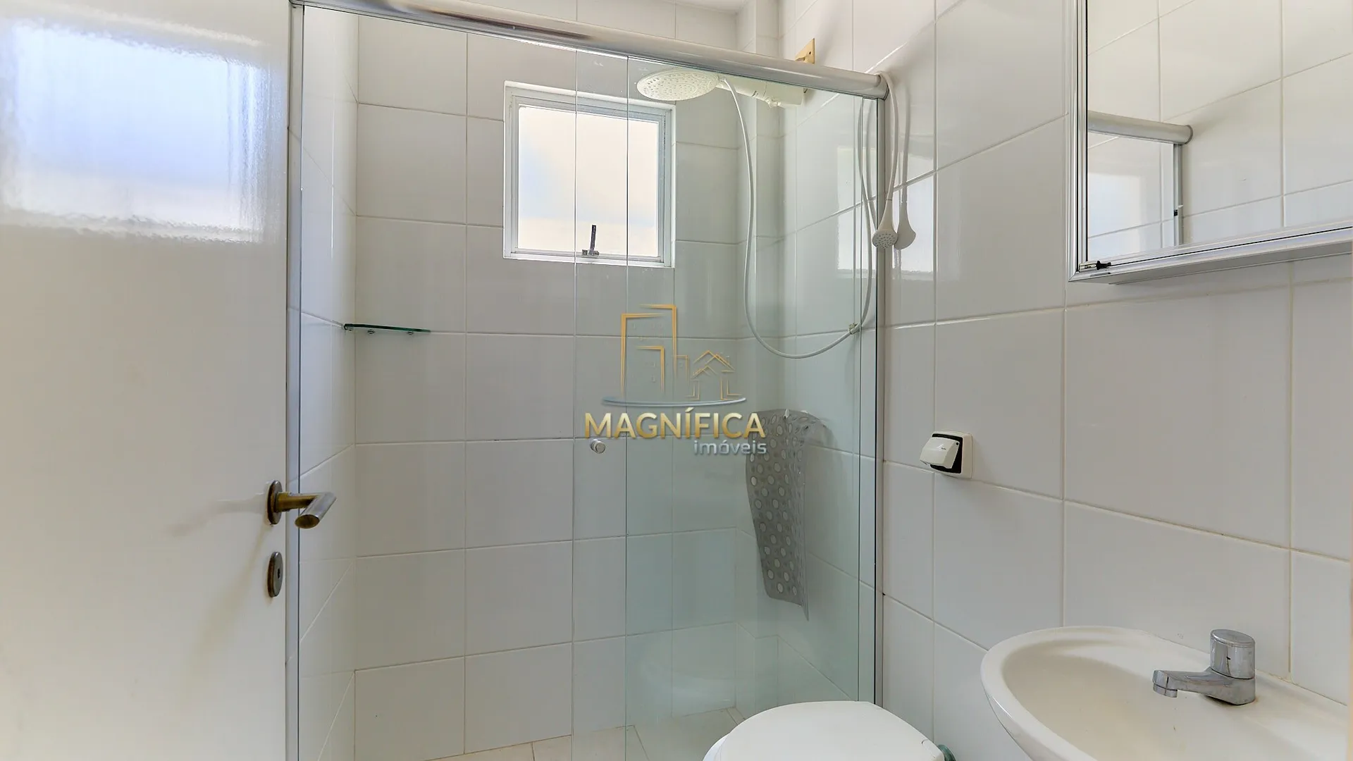 House with 4 bedrooms and 3 en-suite suites, 4 parking spaces — photo 52
