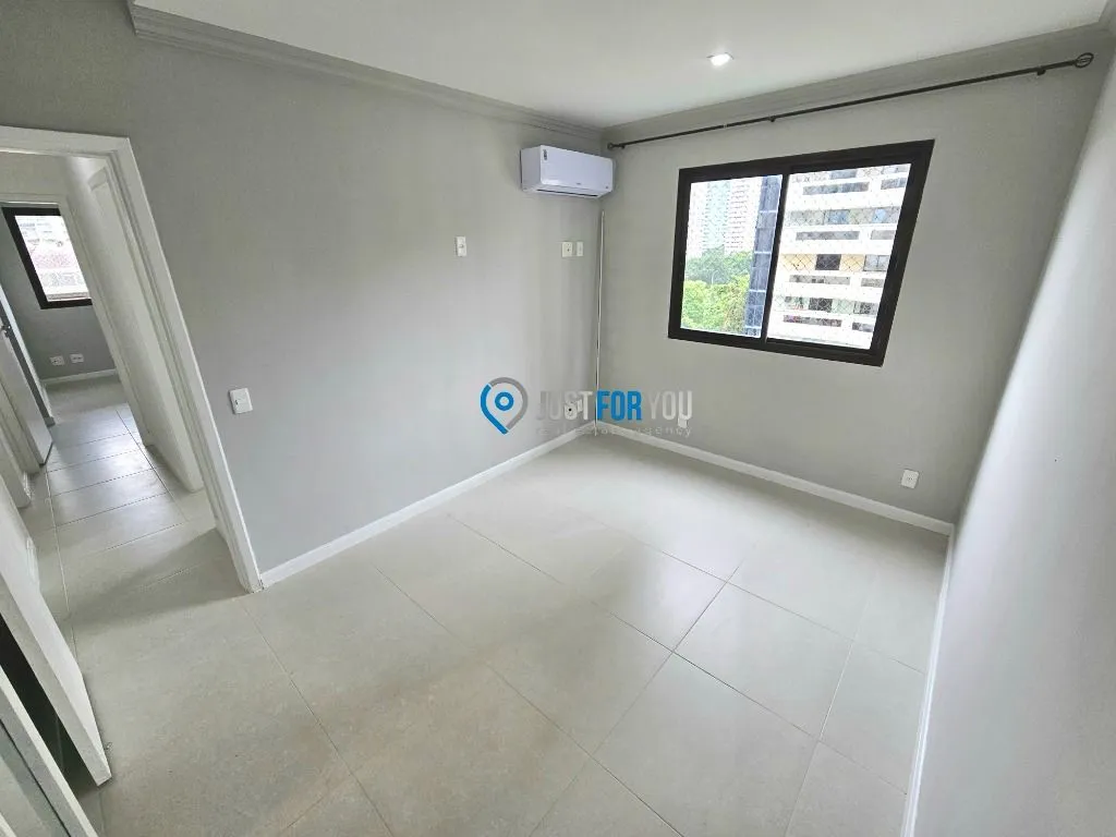 Walk-in closet in a 3-bedroom apartment, 128 m² — photo 4