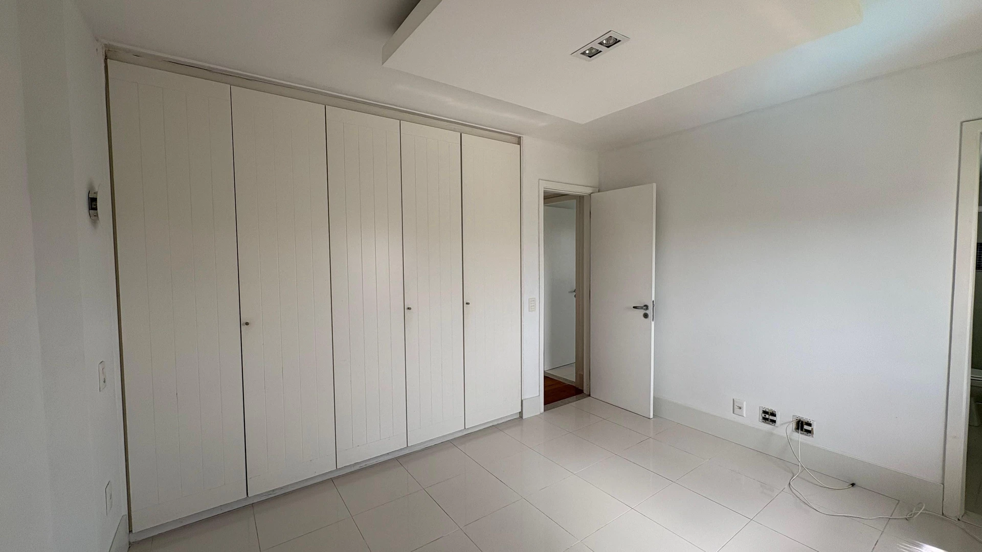3-bedroom apartment with a glass-enclosed balcony — photo 27