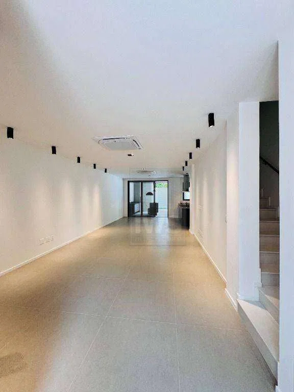 Modern house with 5 en-suite bedrooms and air conditioning — photo 2