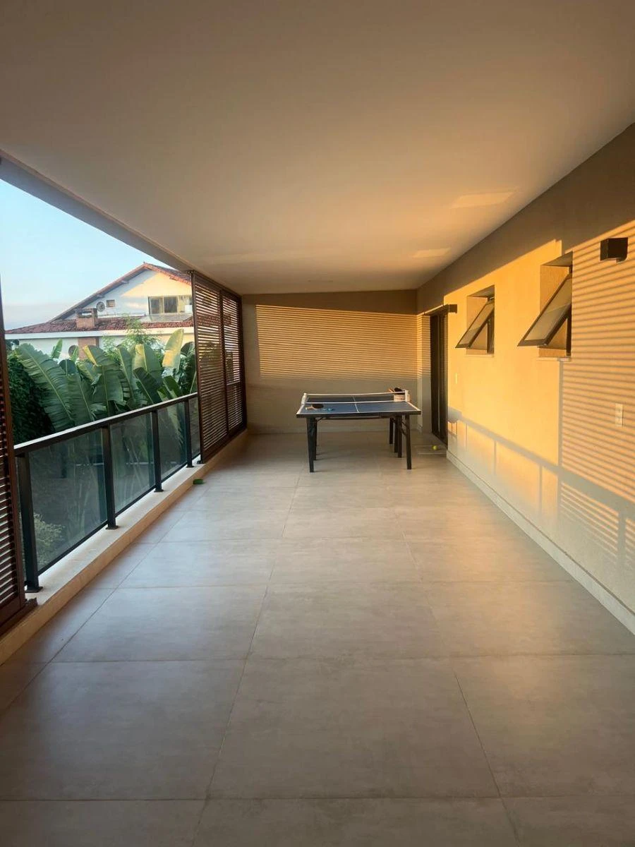 House with 4 en-suite bedrooms and 430 m² with 3 spots — photo 8