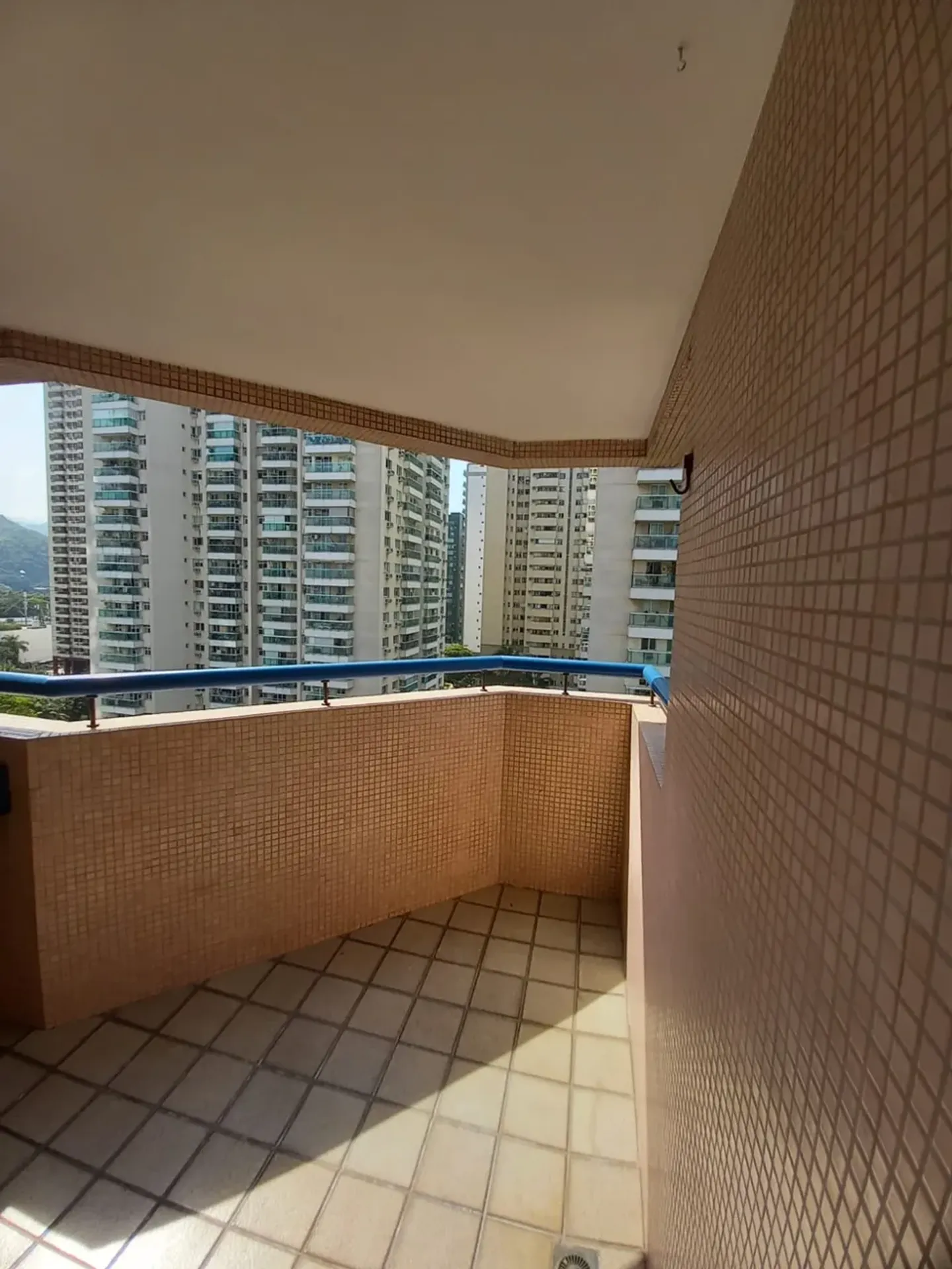 Apartment on the 10th floor with a grill on the balcony — photo 12