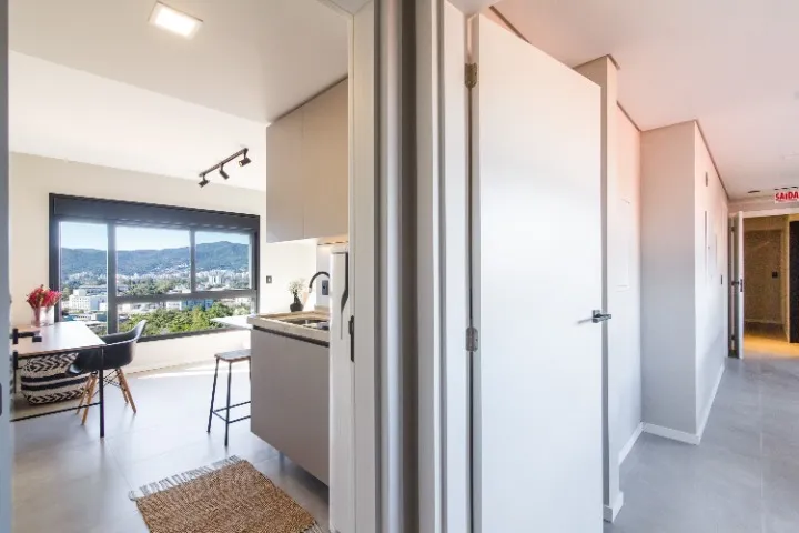 Studio mobiliado com cozinha integrada e banheiro com box — photo 6