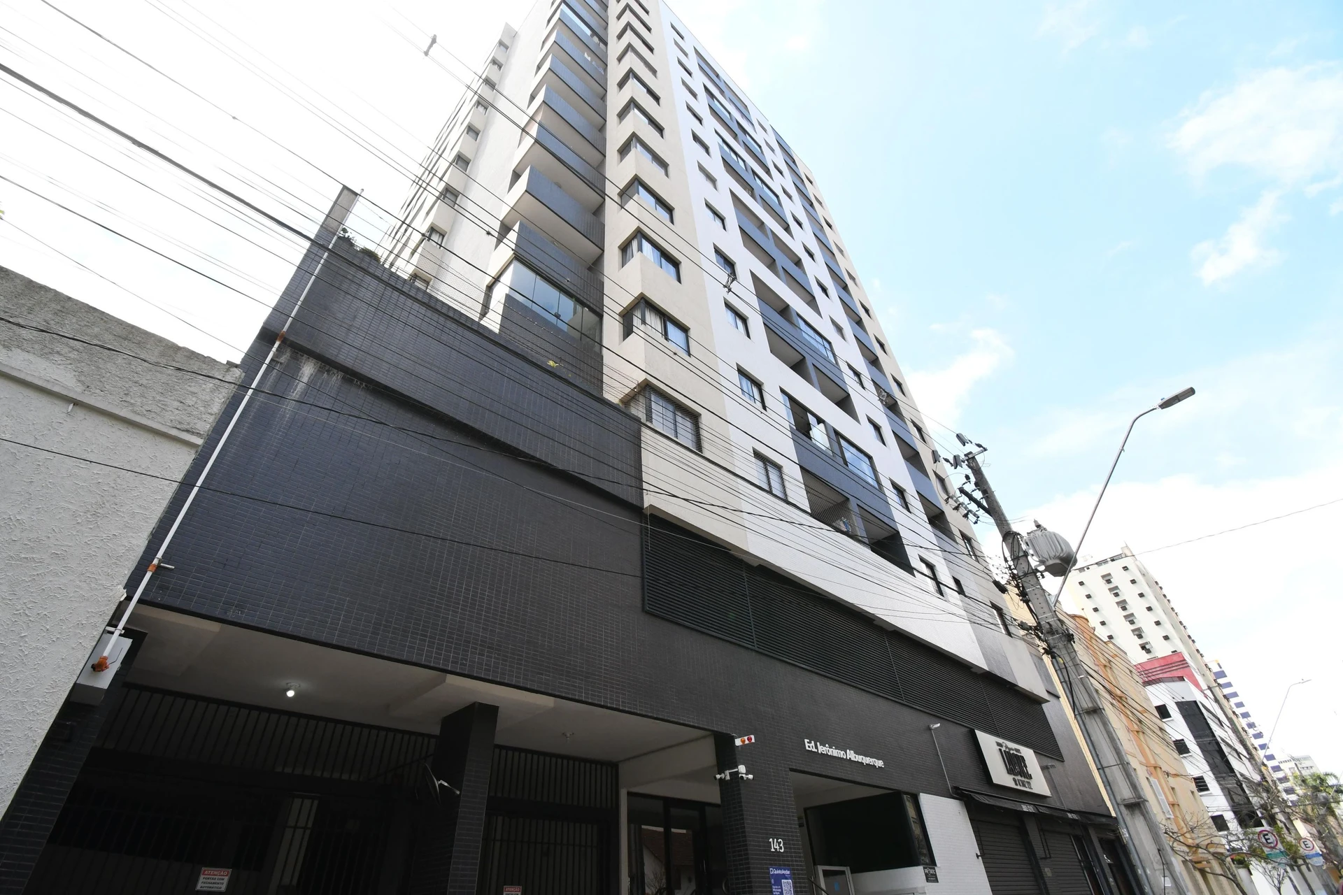 Glass-enclosed balcony in a one-bedroom apartment, 33 m² — photo 27
