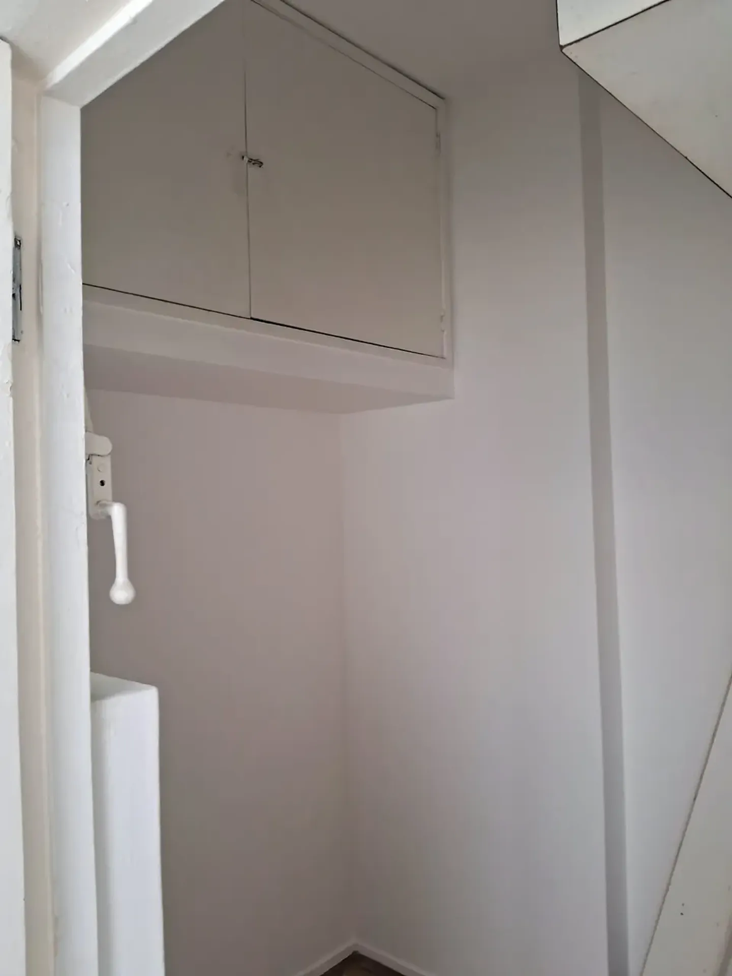 Apartment on the 5th floor with wood or laminate floors — photo 13