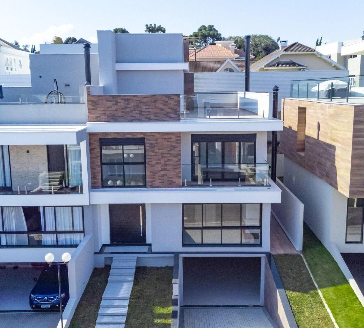 Modern house with 4 en-suite bedrooms and 6 parking spots — photo 19