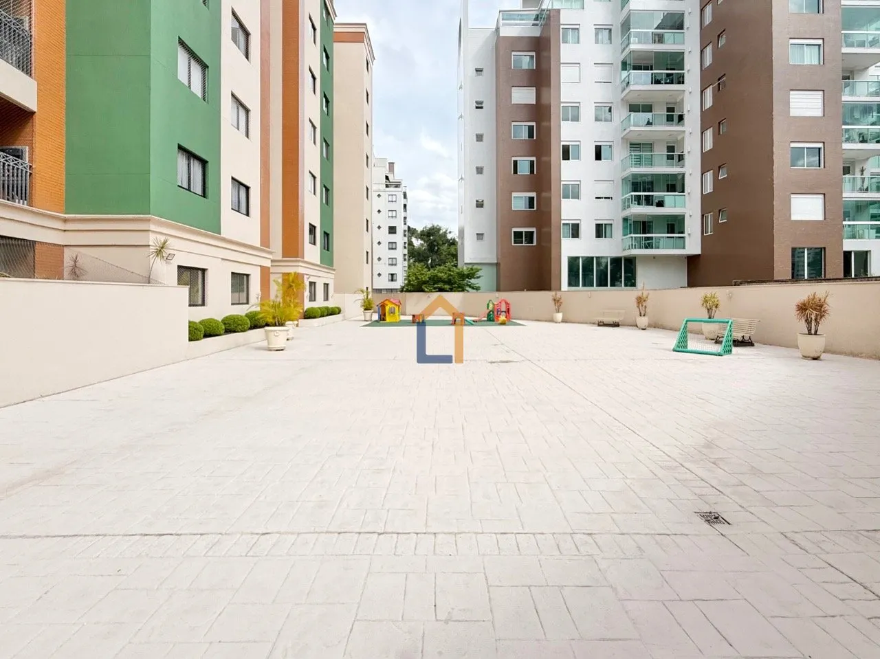 3-bedroom apartment with a washing machine in Curitiba — photo 23
