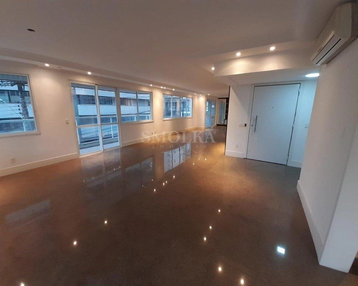 Ванна та 4 спальні: квартира 255 м²