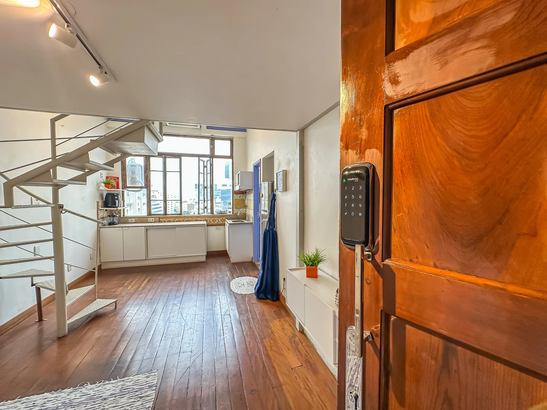 Furnished studio, 30 m², with floor-to-ceiling windows — photo 31