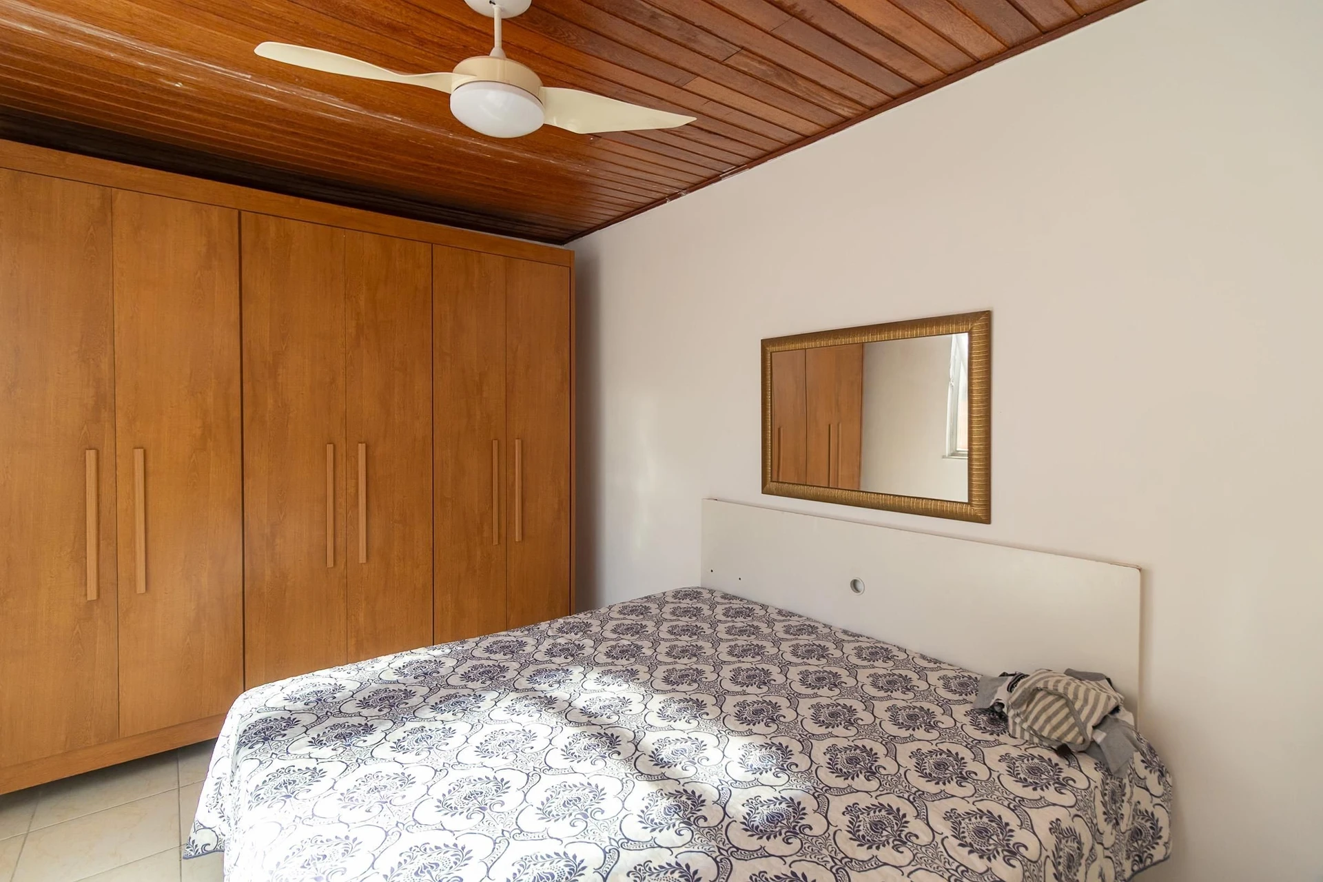 Furnished 4-bedroom apartment with balcony and desk area — photo 4