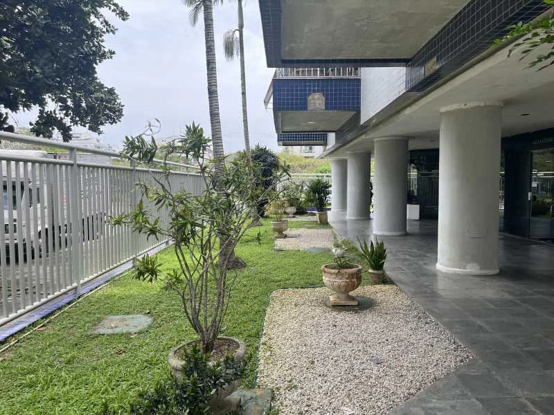 3-bedroom apartment in a building with a pool — photo 19