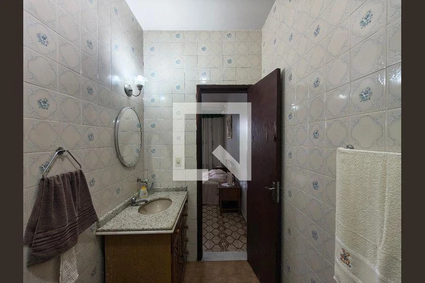 Furnished 240 m² house with 5 bedrooms and 5 bathrooms — photo 44