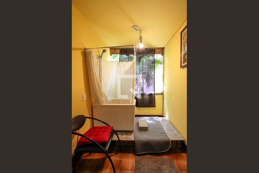 Bathtub in a one-bedroom apartment, 109 m² — photo 23