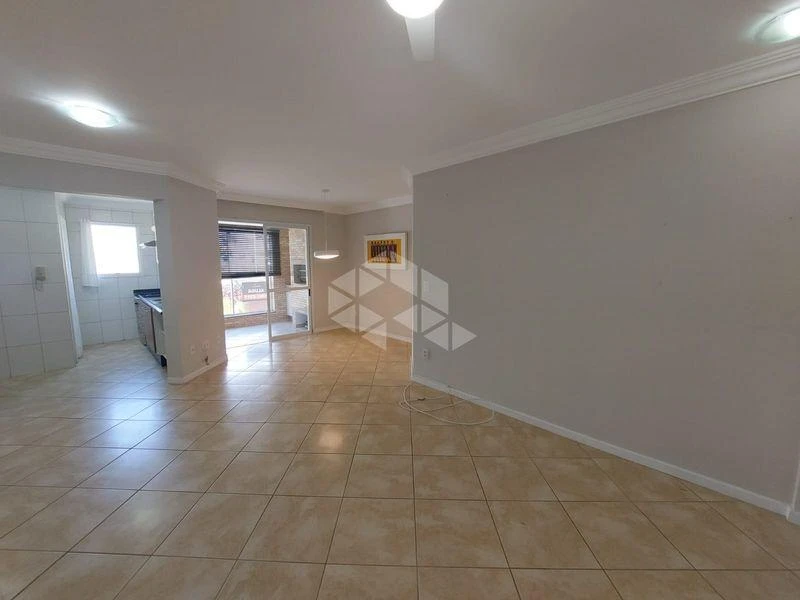 Apartamento de 2 quartos em condomínio com piscina
