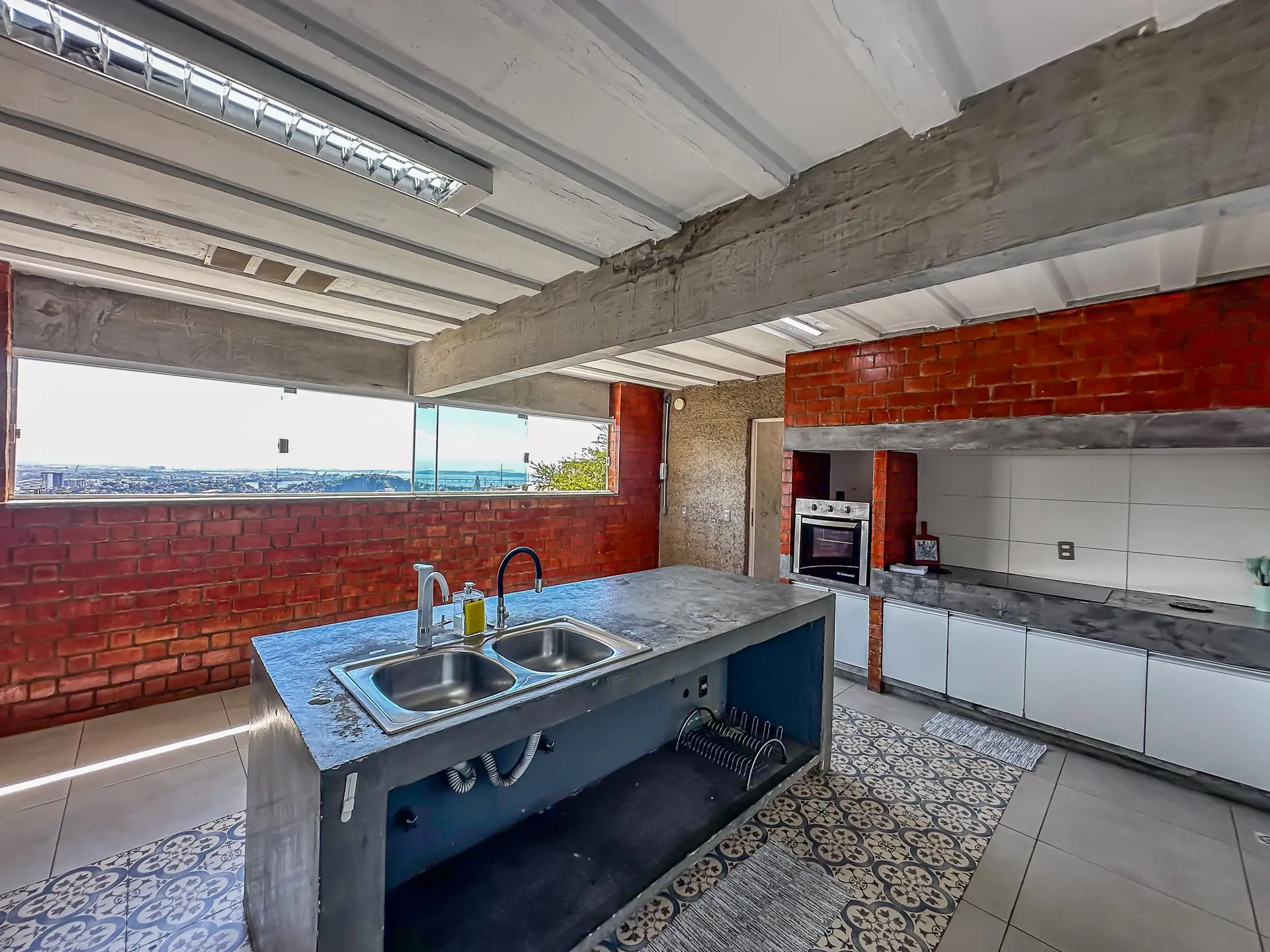 Floor-to-ceiling windows in a 4-bedroom house, 400 m² — photo 8